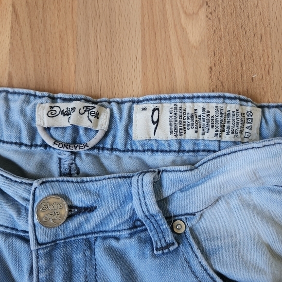 Distressed jeans - Picture 5 of 6